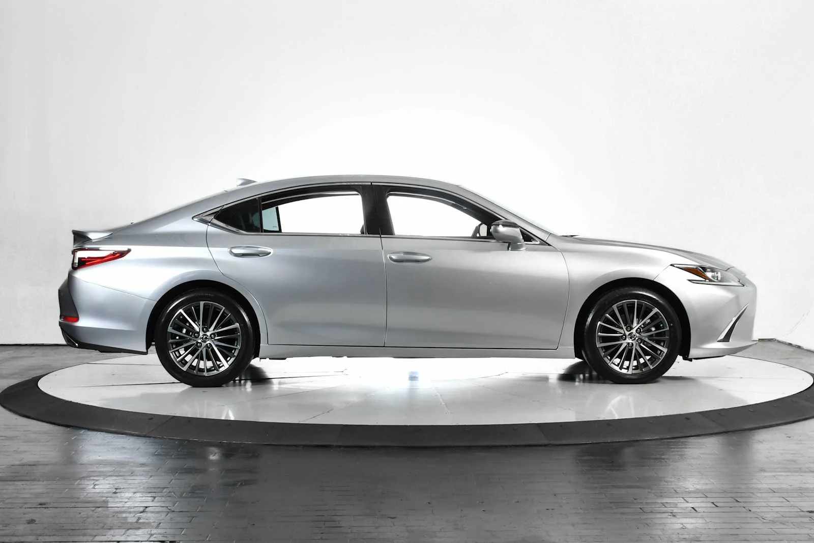 Used 2025 Iridium Lexus  image 8