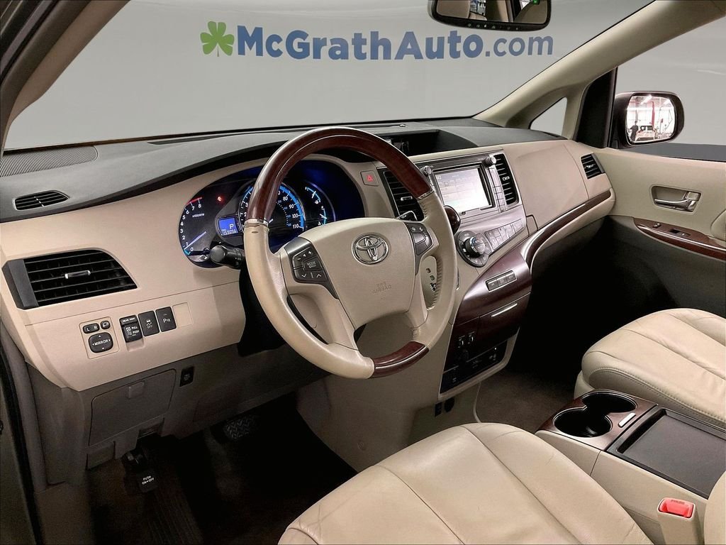 Used 2011 Green Toyota Limited image 17
