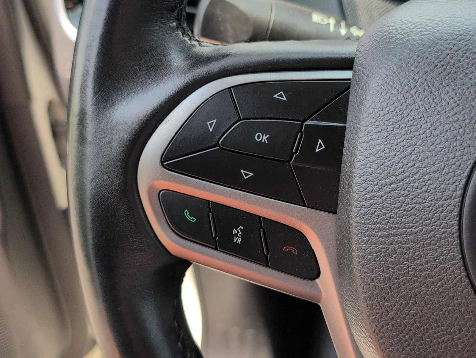 Used 2019 White Jeep Overland image 26