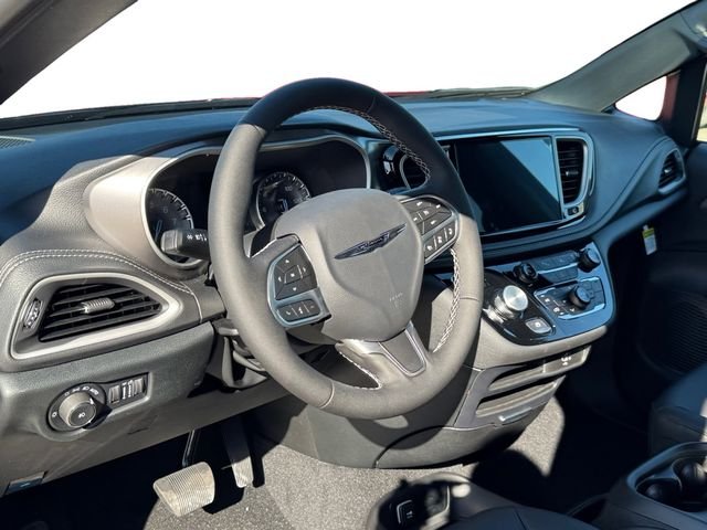 New 2026 Diamond Black Crystal Pearl-Coat Exterior Paint Chrysler Select image 15