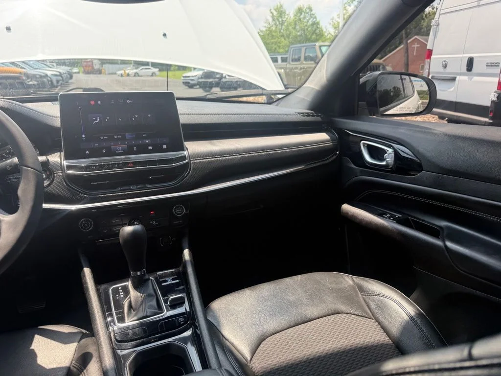 Used 2022 White Jeep Latitude image 34