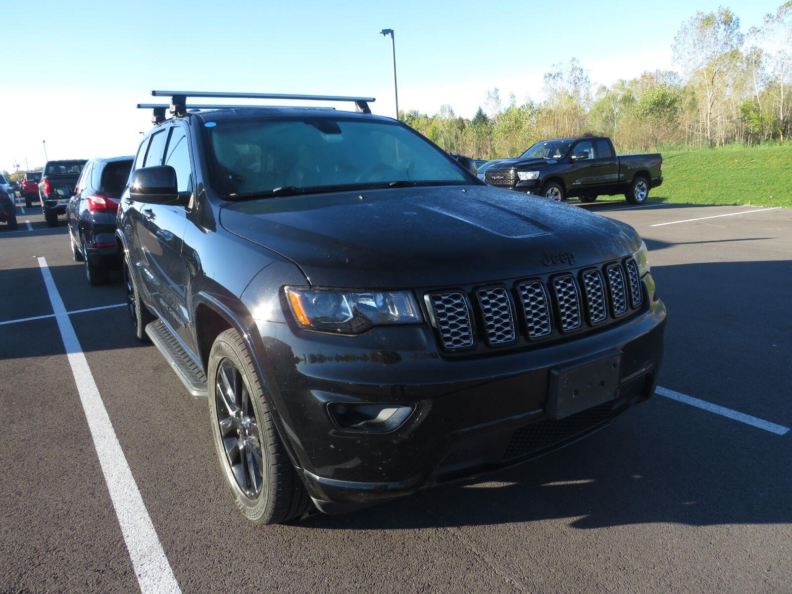 Used 2019 Diamond Black Crystal Pearlcoat Jeep Altitude image 3