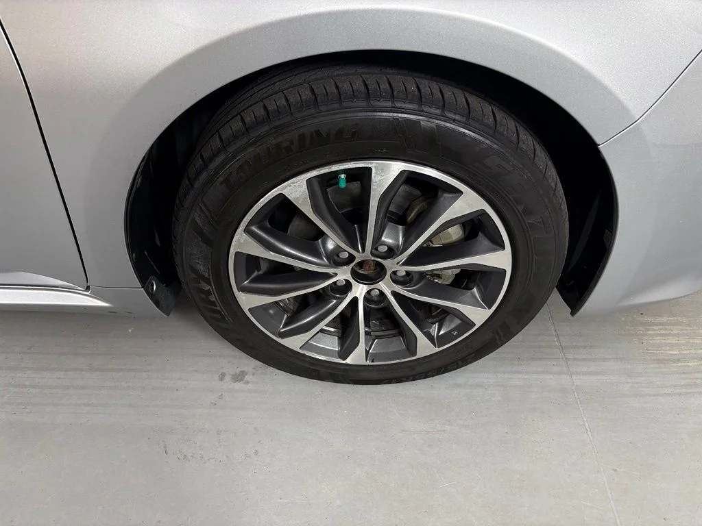 Used 2018 Silver Toyota XLE image 10