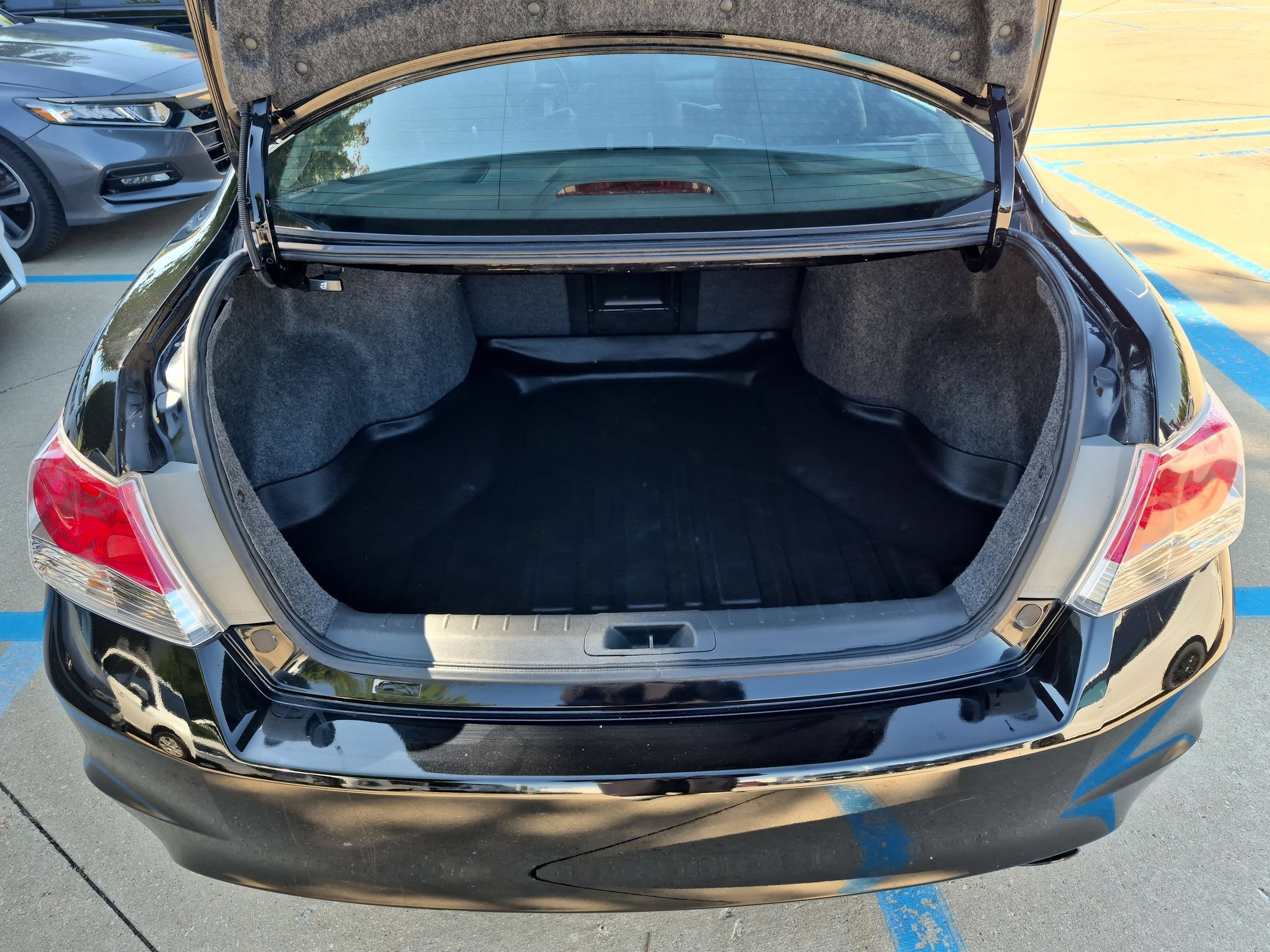 Used 2010 Crystal Black Pearl Honda EX-L Sedan image 23