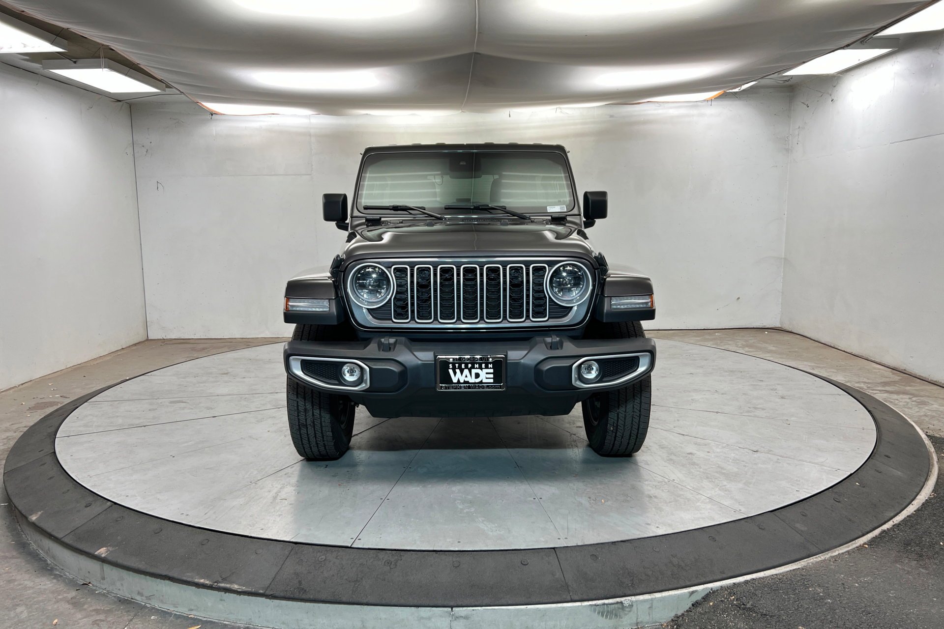 Used 2025 Granite Crystal Metallic Clearcoat Jeep Sahara image 9