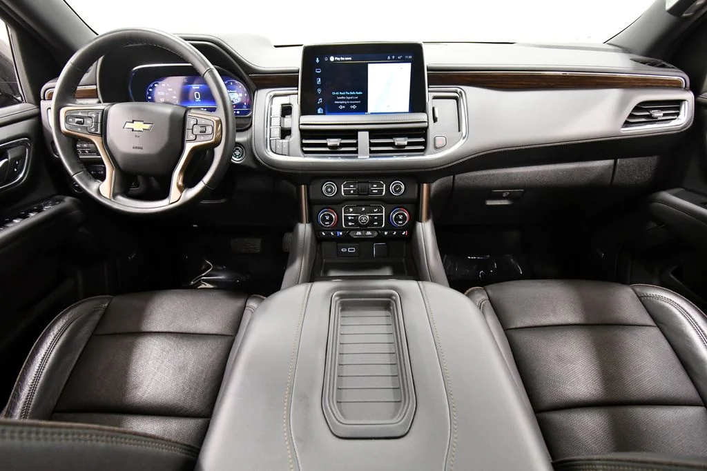 Used 2024  Chevrolet High Country image 3
