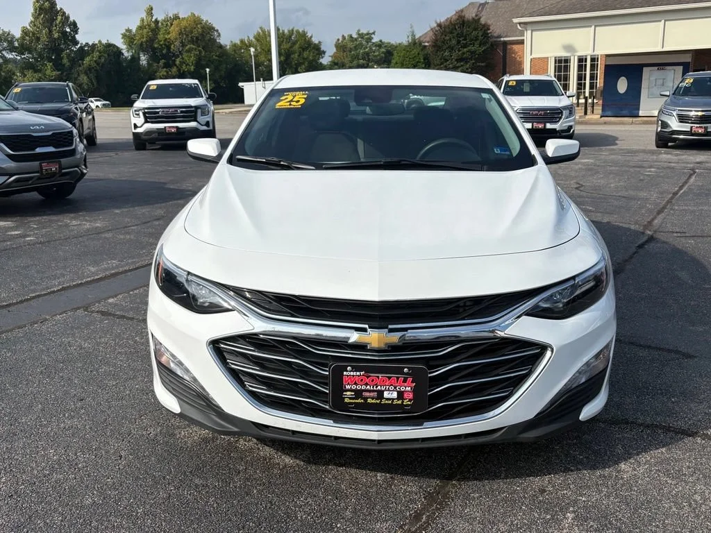 Used 2025 Summit White Chevrolet 1LT image 1