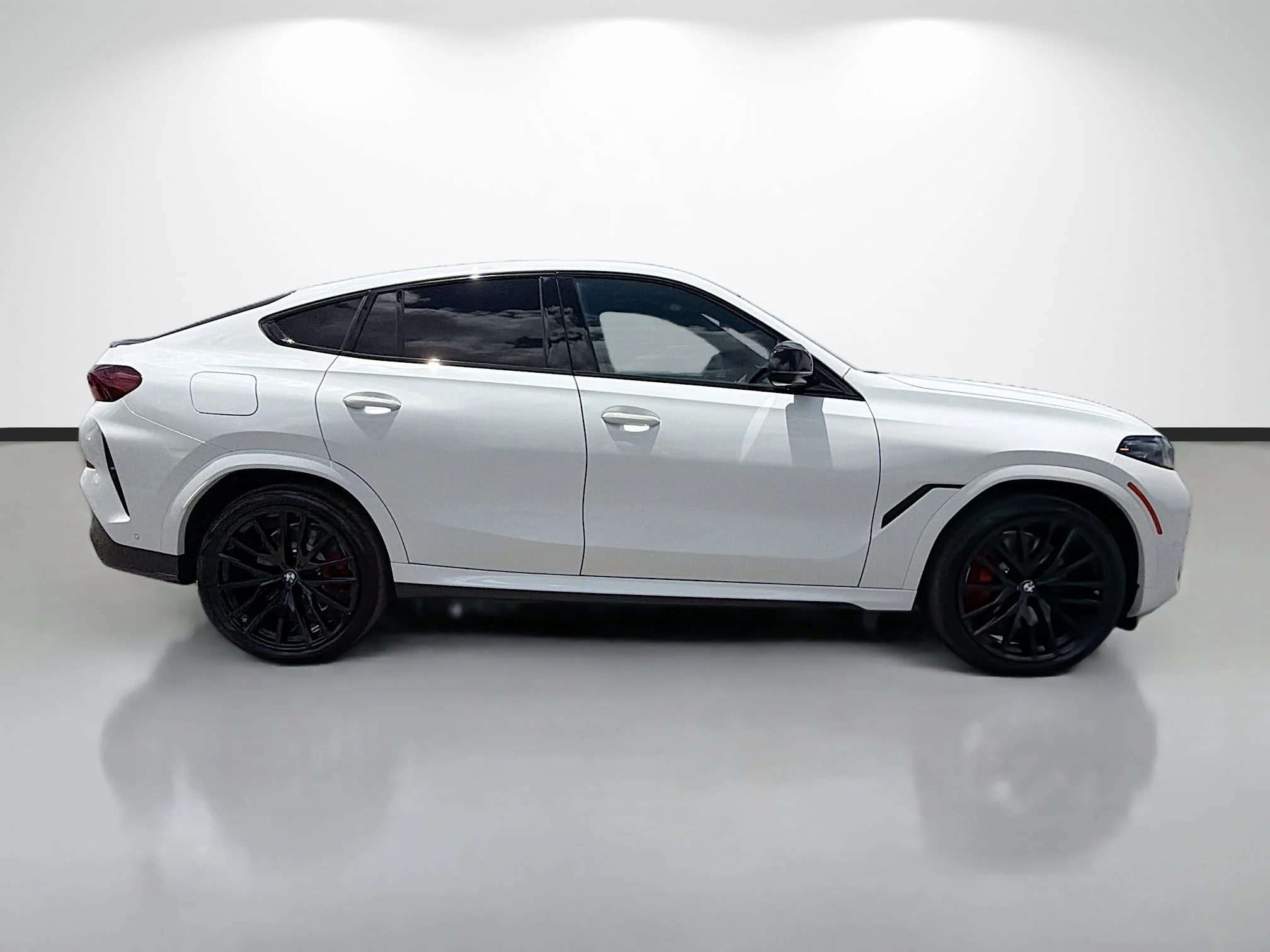 New 2027 Alpine White BMW M60i image 2
