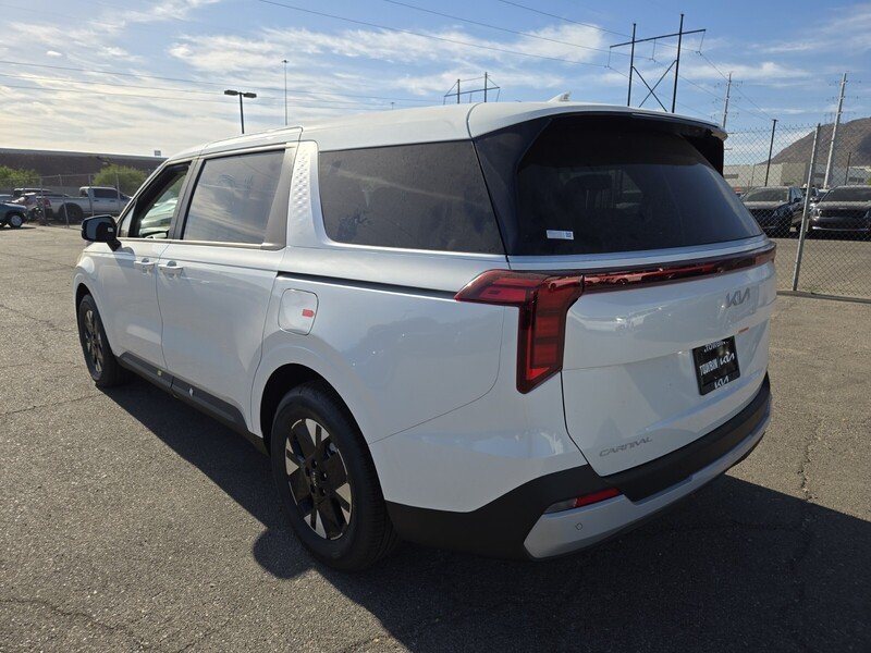 New 2026 Snow White Pearl Kia LXS image 4