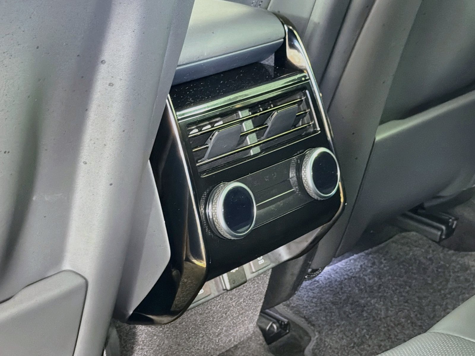 New 2027 Santorini Black LAND ROVER Dynamic SE P400 image 28