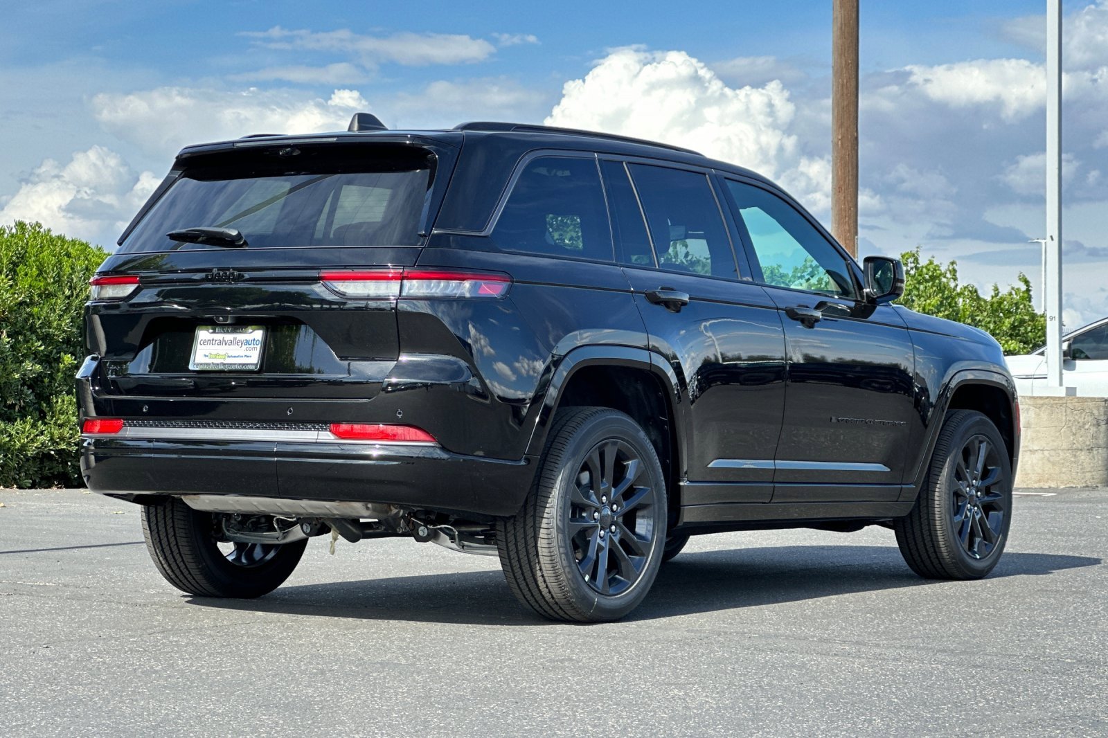 New 2026 Diamond Black Crystal Pearlcoat Jeep Limited Reserve image 4