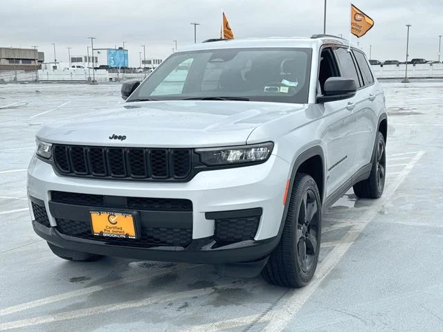 Used 2023 Silver Jeep Altitude image 3