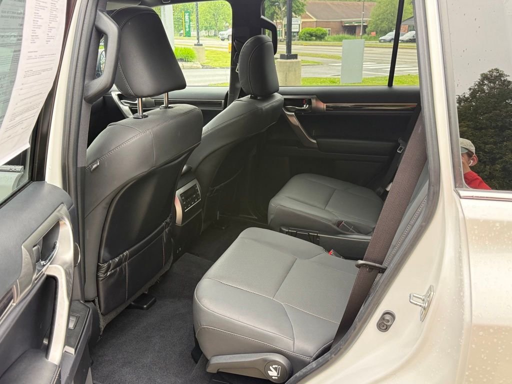 Used 2022 White Lexus 460 image 20