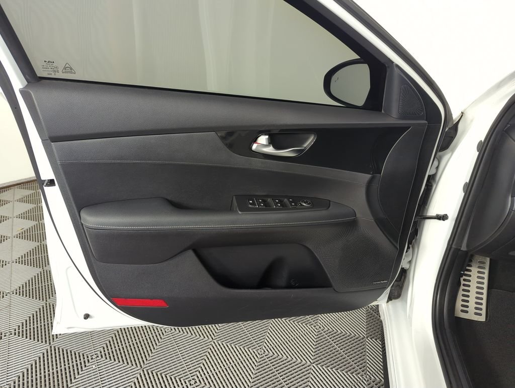 Used 2023 White Kia GT-Line image 18