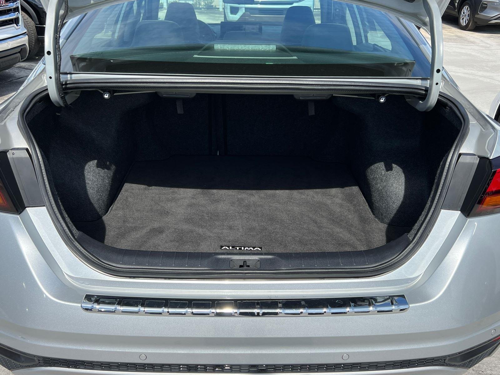 Used 2023 Brilliant Silver Metallic Nissan 2.5 SL image 18