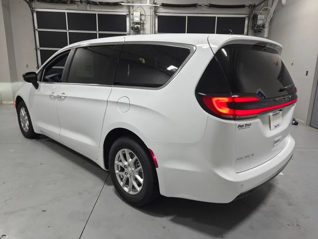 New 2027 Bright White Clear-Coat Exterior Paint Chrysler Select image 23