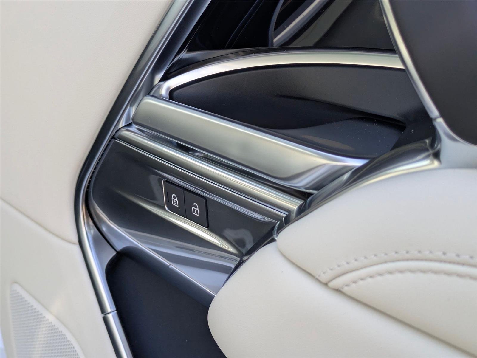 New 2026 Fuji White LAND ROVER SE 7 Seats image 35