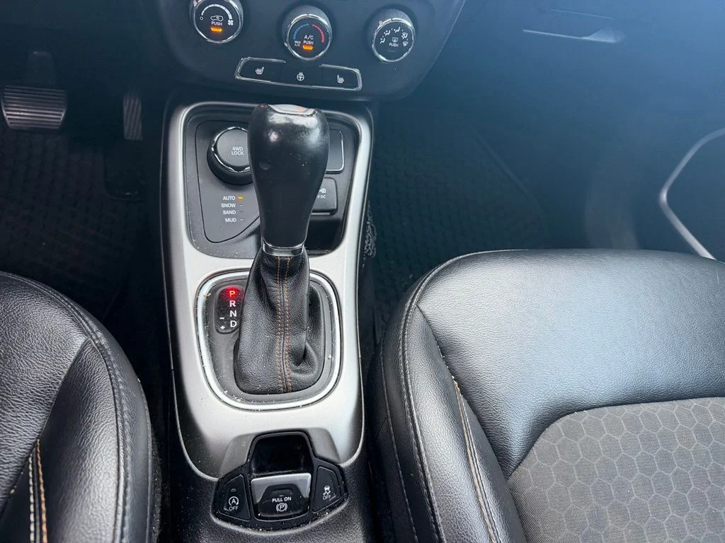 Used 2018 White Jeep Latitude image 15