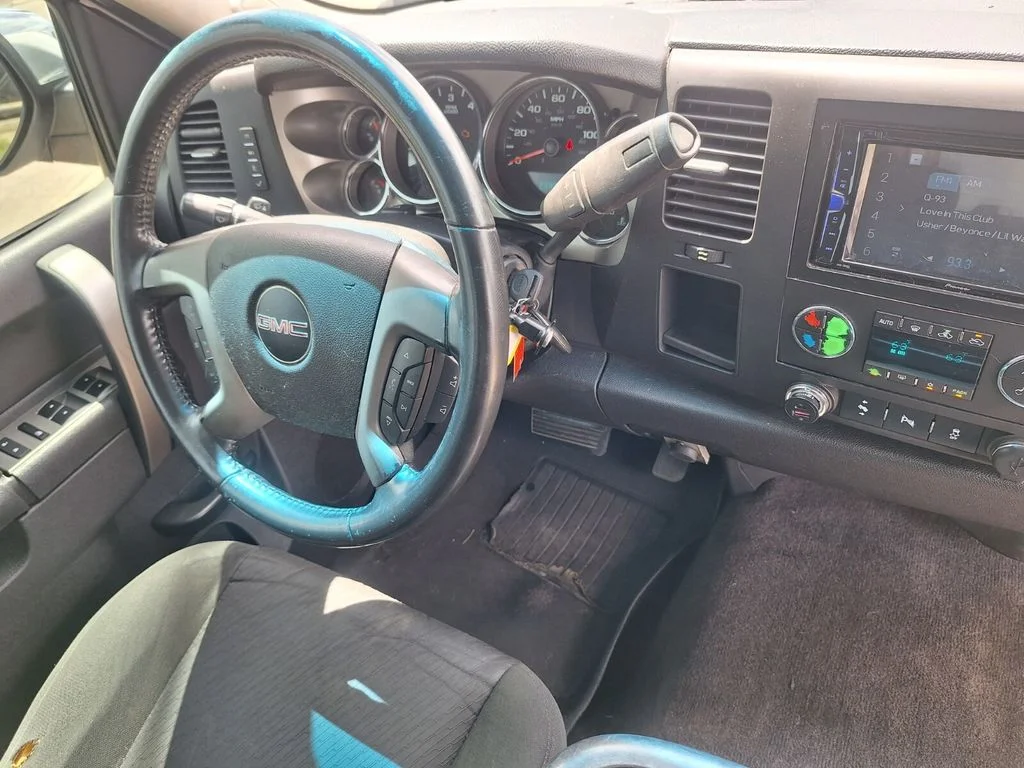 Used 2013 White GMC SLE image 25