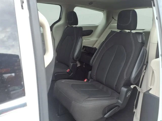 Used 2023  Chrysler LX image 15