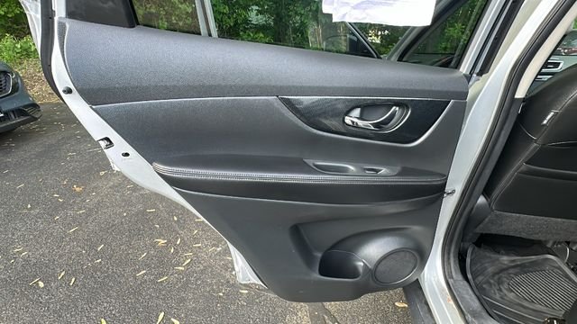 Used 2016 Silver Nissan SL image 28