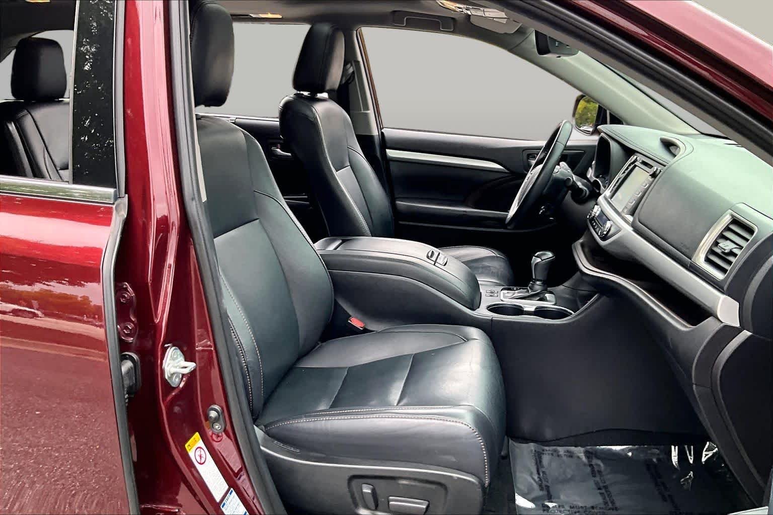 Used 2019 Ooh La La Rouge Mica Toyota XLE image 9