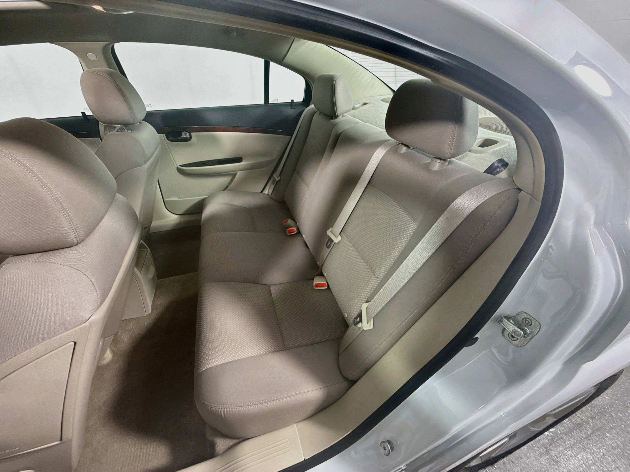 Used 2009 Polar White Saturn XE image 23