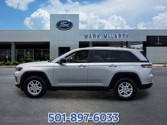 Used 2023 Silver Jeep Laredo image 3