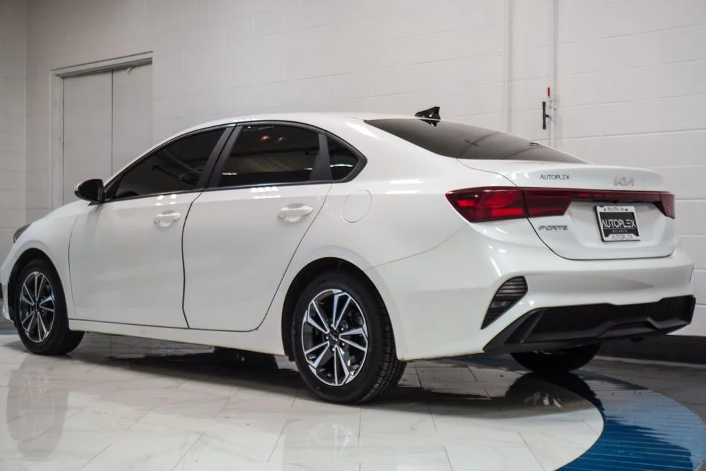 Used 2024 White Kia LXS image 27