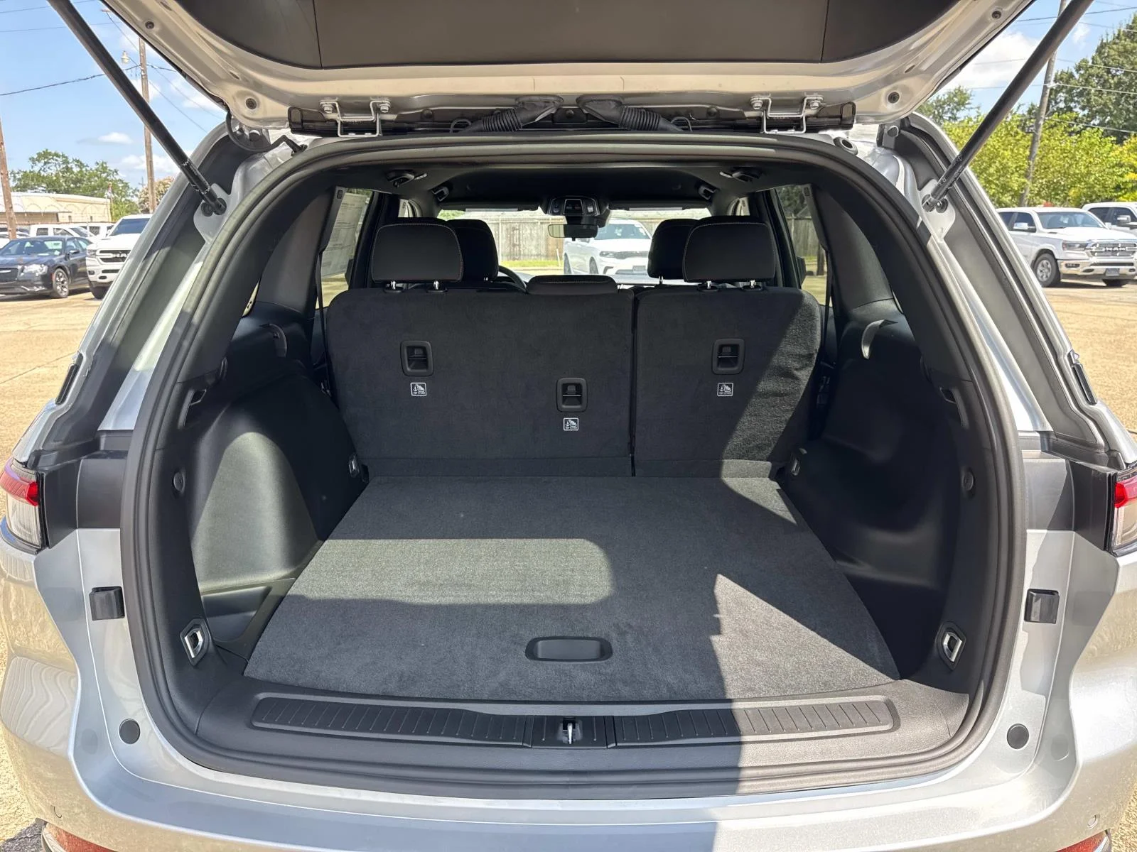 New 2026 Silver Zynith Exterior Paint Jeep Laredo image 6