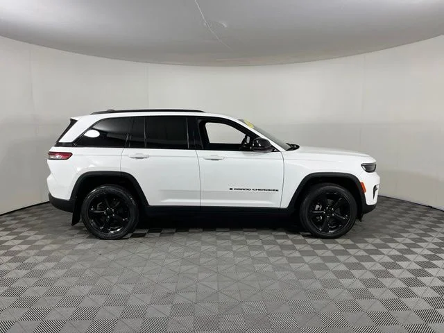Used 2023 White Jeep Altitude X image 8