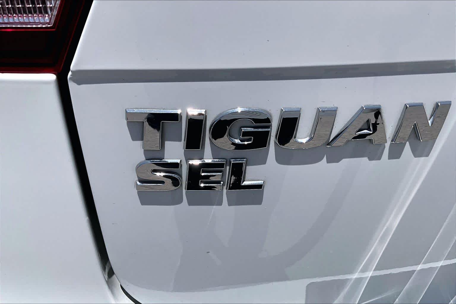 Used 2021 Pure White Volkswagen SEL Premium R-Line image 31