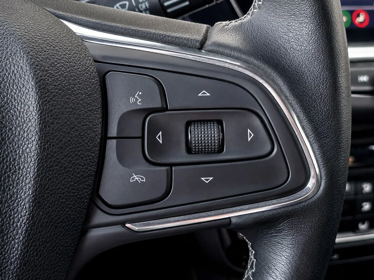 Used 2023 Moonstone Gray Metallic Buick Select image 24
