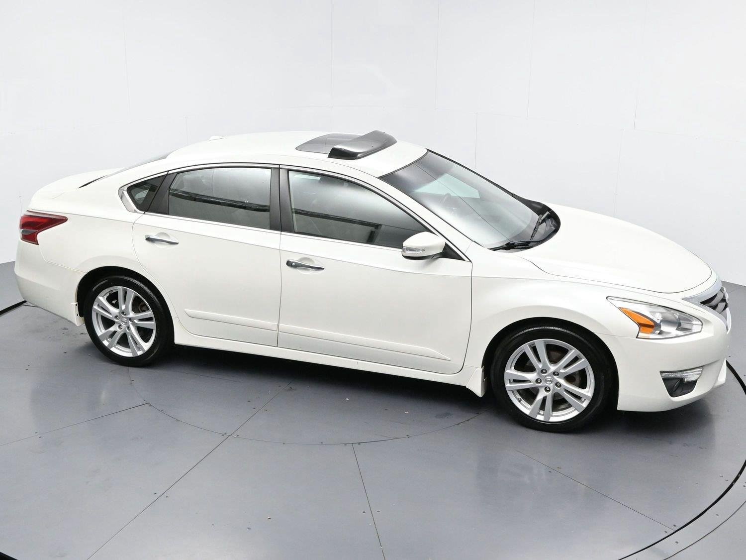 Used 2013 Pearl White Nissan 3.5 SL image 34