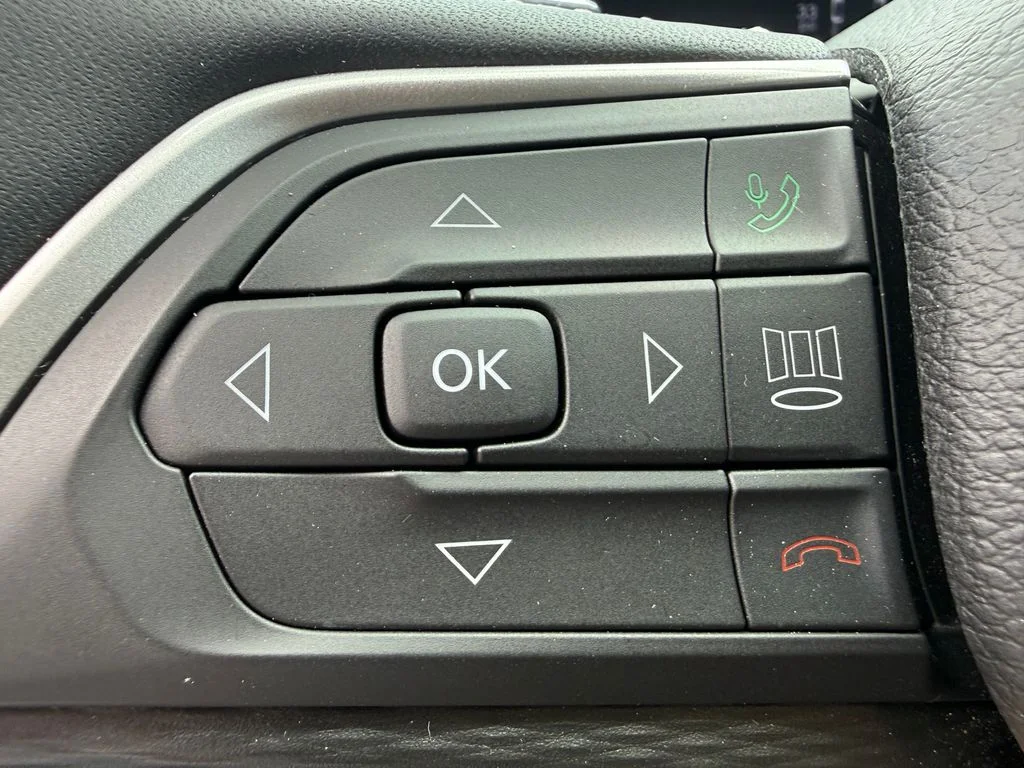 Used 2023 Black Jeep Altitude image 18