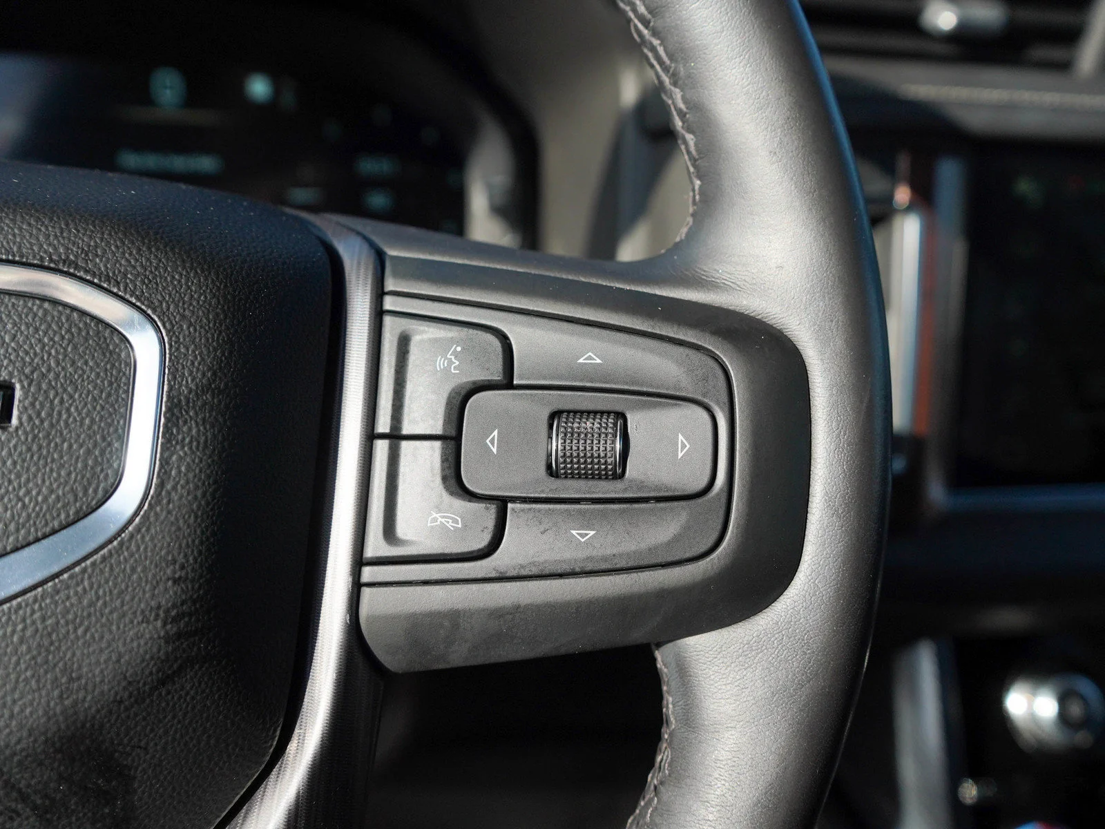 Used 2023 White Frost Tricoat GMC Denali Ultimate image 31