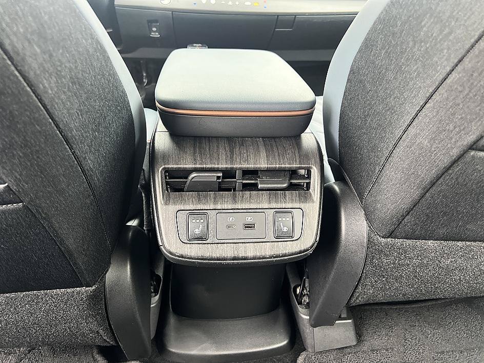 Used 2024 Everest White Pearl Tricoat/Black Diamond Pearl Nissan PLATINUM+ image 30