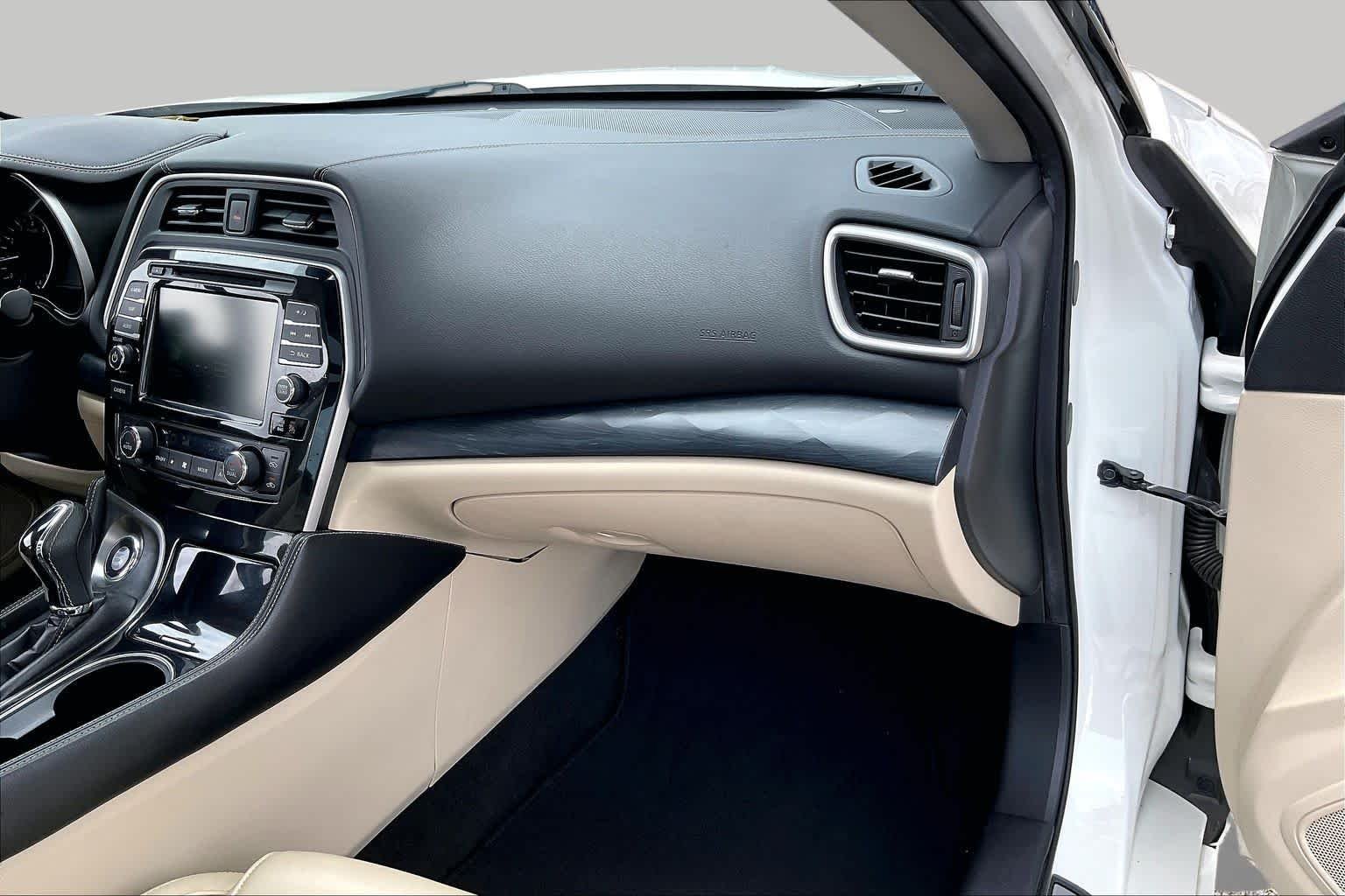 Used 2022 Pearl White Tricoat Nissan Platinum image 19
