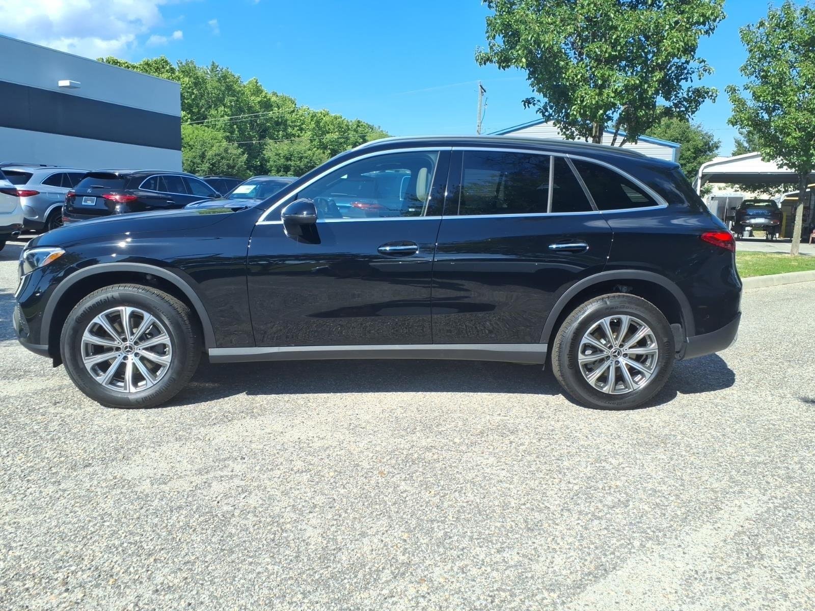 New 2026 BLACK Mercedes-Benz GLC 300 image 9