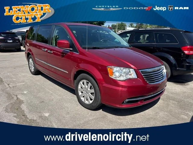2016 Chrysler Town & Country Touring's photo