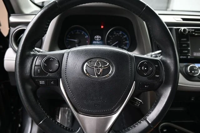 Used 2018 Gray Toyota XLE image 25