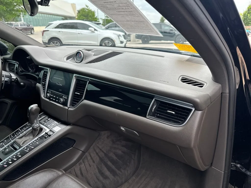Used 2018  Porsche Base image 37