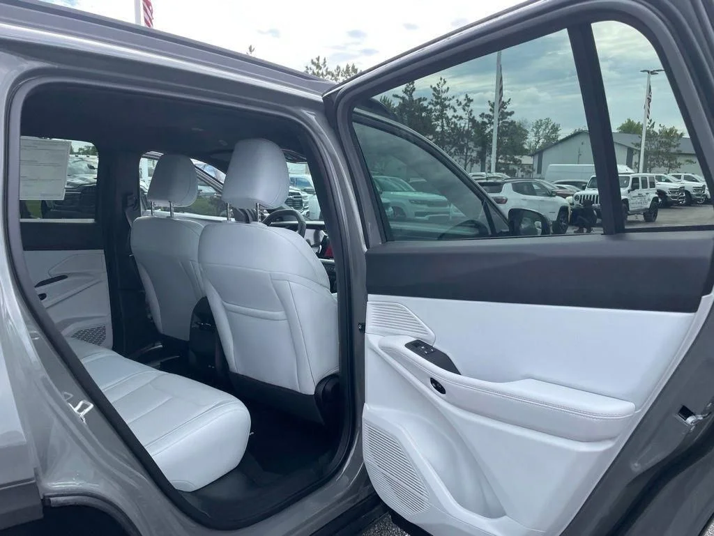 New 2026 Sting-Gray Clear-Coat Exterior Paint Jeep Laredo image 26