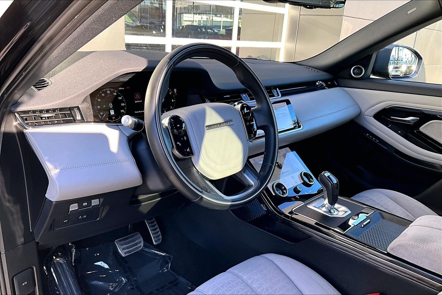 Used 2020 Black Land Rover R-Dynamic HSE image 12