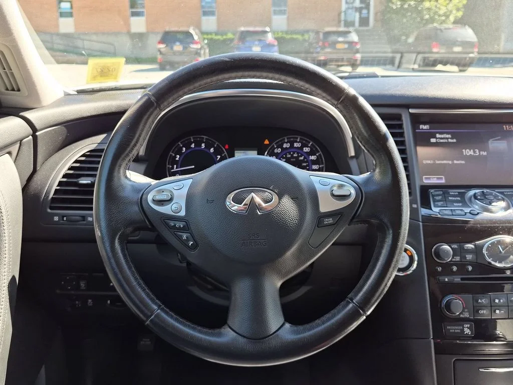Used 2017 White INFINITI Base image 16