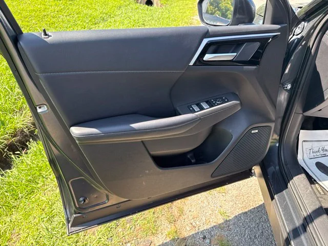 Used 2025  Mitsubishi  image 17