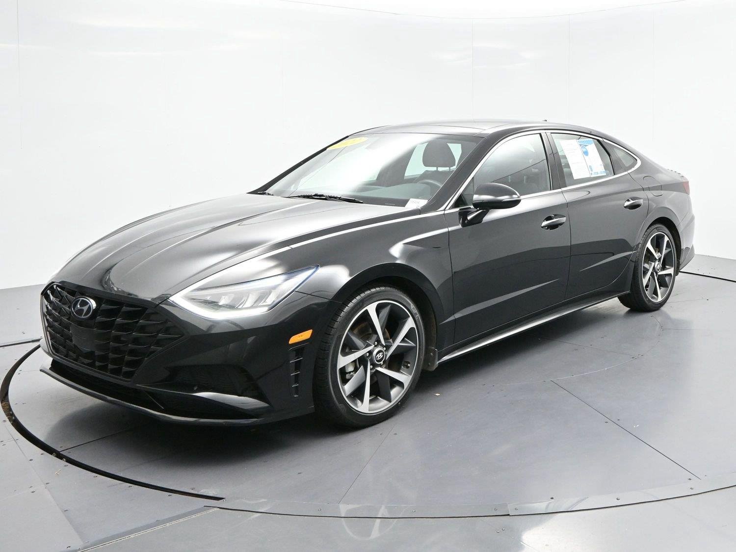 Used 2022 Phantom Black Hyundai SEL Plus image 3