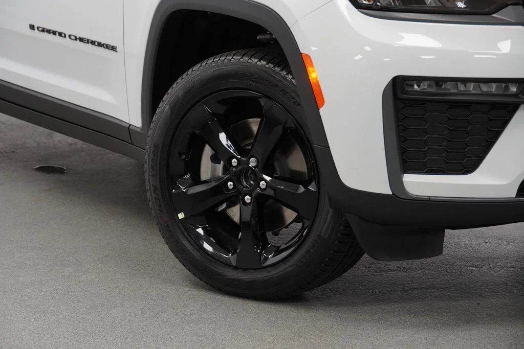 New 2026 Bright White Clear-Coat Exterior Paint Jeep Limited image 4