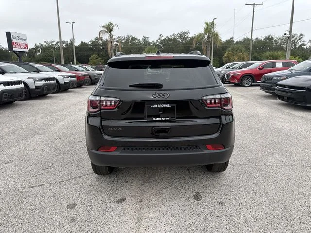 New 2026 Diamond Black Crystal Pearl-Coat Exterior Paint Jeep Latitude image 5
