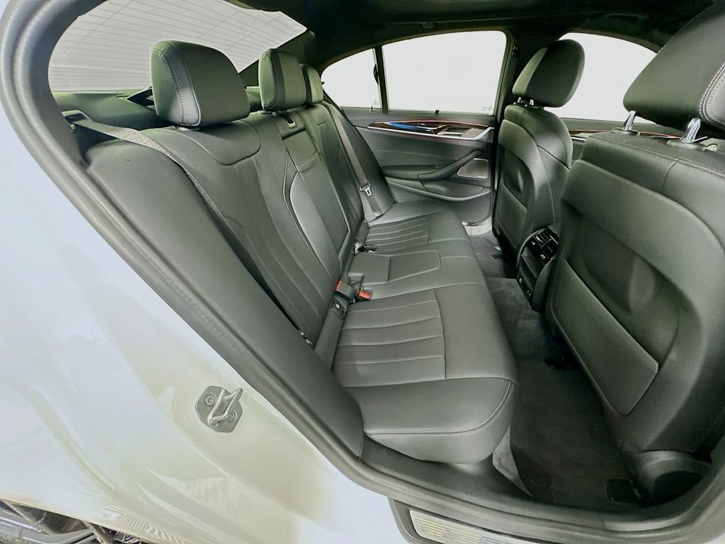 Used 2022 Alpine White BMW 540i xDrive image 28
